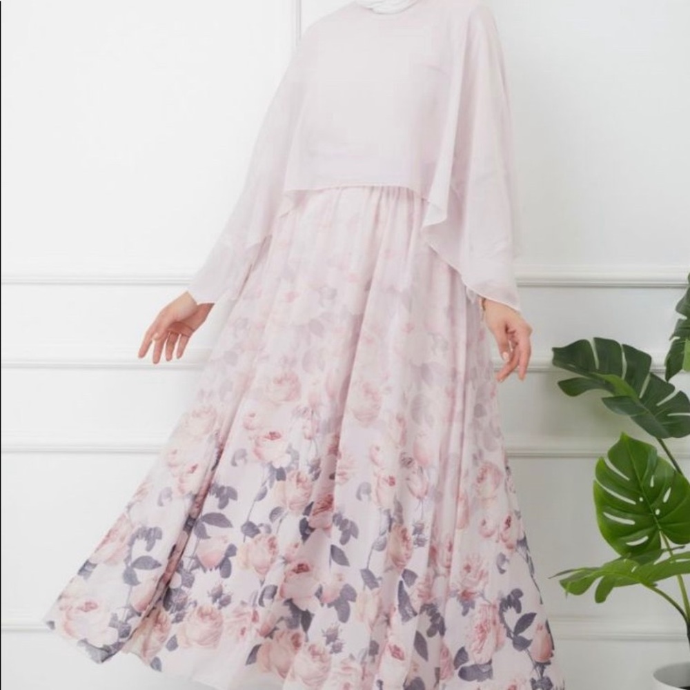 Chiffon  dress . skirt and blouse set with floral design. Modemt dress .